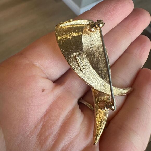 Vintage Monet Signed Gold Tone Textured Brooch Pin Swirl Ribbon - Picture 3 of 3